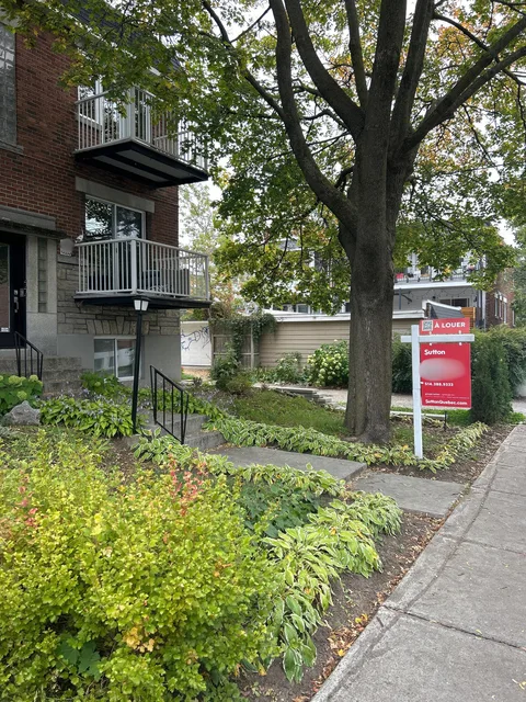 Installation de pancarte À louer réalisée par SpotSign devant une propriété