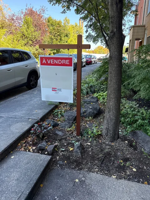 Pancarte À vendre fixée à un poteau de bois