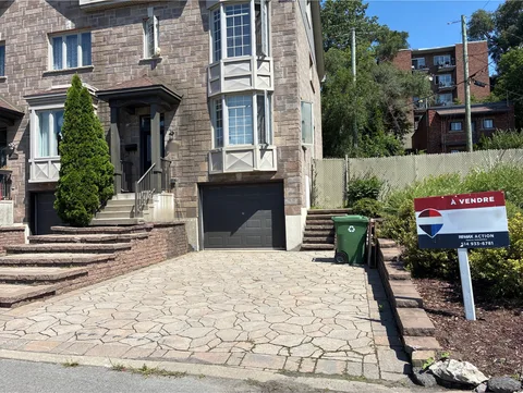Pancarte À vendre installée devant une maison résidentielle